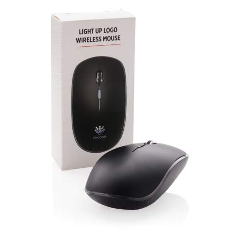 Souris sans fil qui offre la possibilité de graver votre logo pour exposition optimale en l’illuminant. Batterie de 300 mAh qui peut être rechargée en trois heures. La vitesse de connexion est de 125 HZ via la clé USB incluse et facile à installer. Avec bouton de clic gauche et droit et bouton de défilement/clic central. La sensibilité de la souris peut être facilement ajustée selon vos préférences personnelles. Compatible avec tous les systèmes d'exploitation Windows et Mac récents.