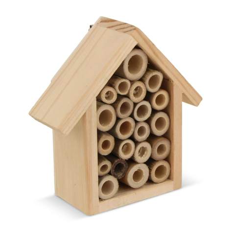 Voici notre Bee Station - un charmant sanctuaire en forme de maison pour nos amis les pollinisateurs. Fabriquée en bois certifié FSC, elle offre un abri et un soutien aux abeilles, favorisant ainsi la biodiversité et le jardinage écologique.