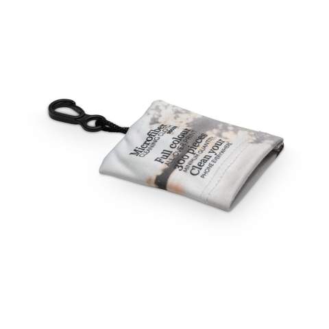 Porte-clés avec lingette microfibre (150x150mm) pour nettoyer vos produits électroniques. Le tissu est traité avec des ions zinc pour réduire l’accroche des bactéries. Marquage en sublimation inclus. Tous nos produits sont testés et certifiés, et répondent  aux normes sociales.