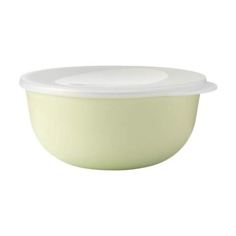 Herbruikbare foodbowl met transparante deksel van 100% recyclebaar PP. Ideaal voor onderweg of voor een lunch op school of op je werkplek. Ook te gebruiken als vershoudbox. De foodbowl mét inhoud dient rechtop vervoerd te worden om lekken te voorkomen. Geschikt voor de magnetron. BPA-vrij. Niet vaatwasserbestendig. Made in Germany. Inhoud 1.000 ml.