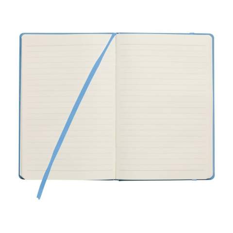 Notizbuch im A5-Format mit ca. 96 Blatt/192 Seiten crèmefarbenem, liniertem FSC Mix zertifiziertes Papier (80 g/m²). Mit gebundenem Rücken und hartem Umschlag, Aufbewahrfach, Verschlussgummi und seidener Leselitze.