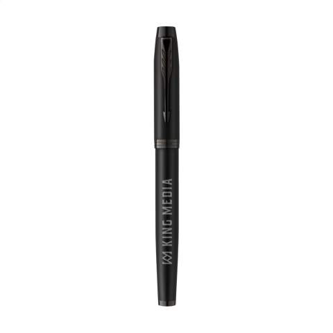 Stylo roller à encre noire de la marque Parker. Avec une forme élancée et conique et un design exclusif. Le corps en acier inoxydable avec un revêtement PVD mat donne à ce roller un style moderne et puissant. Magnifiquement combiné avec des éléments brillants noirs. Avec capuchon amovible et clip à flèche iconique. La pointe roller et la recharge gel bleue à séchage rapide assurent une expérience d’écriture fluide. Idéal comme cadeau personnel et parfait pour un usage quotidien. Livré dans une boîte-cadeau Parker. Fabriqué en Europe. Emballage par pièce.