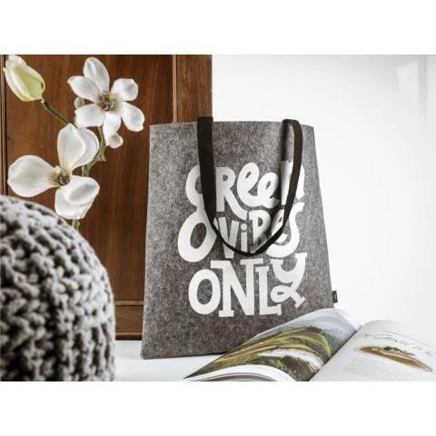 WoW! Robuster Shopper aus dickem RPET Qualitätsfilz mit langen, gewebten Baumwollgriffen. GRS-zertifiziert. Gesamtes recyceltes Material: 75%.