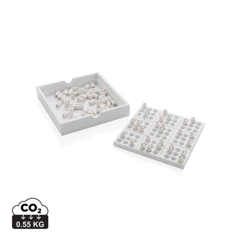 Met dit FSC® gecertificeerde houten Sudoku spel heb je urenlang speelplezier! Het hele spel is gemaakt van hout inclusief de pinnen en wordt geleverd met een massief houten hoes om de stukken te beschermen. Wordt geleverd met gemakkelijk te begrijpen regels voor het spelen en oplossen van Sudoku-puzzels. Een puzzel kan 20 minuten tot 2 uur duren, afhankelijk van je ervaring. Wordt geleverd in FSC®-gecertificeerde kraftdoos.
