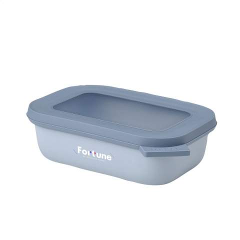 Frischhaltebox oder Lunchbox aus Kunststoff mit Deckel der Marke Mepal. Großzügiges Format. Geeignet zum Aufbewahren, aufwärmen und servieren von Speisen. Hochwertige Qualität und praktisch unzerbrechlich. Ideal für unterwegs oder für das Mittagessen in der Schule oder am Arbeitsplatz: von belegten Brötchen bis hin zu einer Mahlzeit, die Sie in der Mikrowelle aufwärmen. Die Cirqula ist luftdicht verschlossen, so dass der Inhalt lange Zeit frisch bleibt. Diese Multifunktionsbox ist für den Kühlschrank, das Gefrierfach und die Mikrowelle geeignet (mit Ausnahme des Deckels). Dank ihrer rechteckigen Form kann sie effizient gelagert werden. BPA-frei, für Lebensmittel zugelassen und auslaufsicher. Geruchs- und geschmacksneutral. Mit 2 Jahren Mepal-Garantie. Fassungsvermögen: 500 ml. Made in Holland.  LAGERBESTANDSINFORMATION: Bis zu 1.000 Stück innerhalb von 10 Arbeitstagen verfügbar. Ausnahmen vorbehalten.