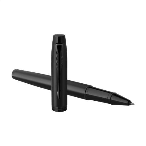 Stylo roller à encre noire de la marque Parker. Avec une forme élancée et conique et un design exclusif. Le corps en acier inoxydable avec un revêtement PVD mat donne à ce roller un style moderne et puissant. Magnifiquement combiné avec des éléments brillants noirs. Avec capuchon amovible et clip à flèche iconique. La pointe roller et la recharge gel bleue à séchage rapide assurent une expérience d’écriture fluide. Idéal comme cadeau personnel et parfait pour un usage quotidien. Livré dans une boîte-cadeau Parker. Fabriqué en Europe. Emballage par pièce.