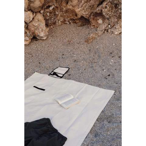 Sitzen Sie bequem auf dieser stilvollen Picknickdecke aus 340 g/m² recyceltem Segeltuch. Perfekt für sonnige Tage im Park oder am Strand. Die Picknickdecke ist mit einer praktischen Tasche und Griffen für den einfachen Transport ausgestattet. Das Segeltuch ist ungefärbt und ungebleicht, wodurch die Umwelt nicht durch Chemikalien belastet wird. Diese Tasche besteht zu 100 % aus recyceltem Material und unterstreicht damit unser Engagement für eine verantwortungsvolle Beschaffung. Die Tasche ist mit der AWARE™-Tracer-Technologie ausgestattet, die die Verwendung von recyceltem Material bestätigt. 2 % des Erlöses jedes verkauften Produkts werden an Water.org gespendet.