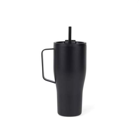 Eine elegante und langlebige Vakuumflasche aus recyceltem Edelstahl. Mit ihrem eleganten Design, dem praktischen Metallgriff und dem Strohhalm ist diese Flasche nicht nur ein Trinkbegleiter, sondern auch ein Statement für Ihre täglichen Abenteuer. Ob Sie zur Arbeit fahren, Besorgungen machen oder die freie Natur erkunden, die Eos Voyager ist Ihr perfekter Begleiter. Die doppelwandige Isolierung hält Ihre Getränke bis zu 24h kalt und bis zu 6h warm und sorgt dafür, dass jeder Schluck so erfrischend ist wie der erste. Nicht spülmaschinen- oder mikrowellengeeignet, nur von Hand abwaschbar. Inklusive FSC®-zertifizierter Kraftverpackung. Zertifiziert durch RCS (Recycled Claim Standard). Die RCS-Zertifizierung garantiert, dass die gesamte Lieferkette der recycelten Materialien zertifiziert ist. Der Gesamtanteil an recyceltem Material basiert auf dem Gesamtgewicht des Produkts. Dieses Produkt enthält 79% RCS-zertifizierten recycelten Edelstahl.<br /><br />HoursHot: 6<br />HoursCold: 24