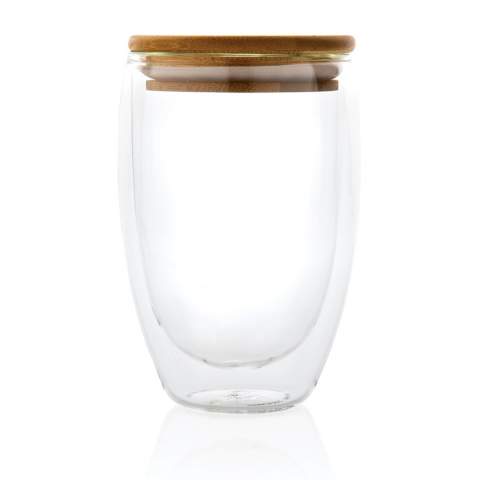 Dit dubbelwandige borosilicaatglas heeft een strak dubbelwandig ontwerp dat al je favoriete drankjes laat zien! Wat je ook serveert, cappuccino, thee of latte blijft heet terwijl je hand koel blijft. Inclusief bamboe deksel. Het wordt aanbevolen om de bamboe deksel en het glas met de hand te wassen. Capaciteit 350 ml. BPA-vrij.