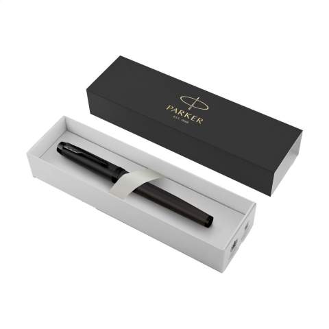 Stylo roller à encre noire de la marque Parker. Avec une forme élancée et conique et un design exclusif. Le corps en acier inoxydable avec un revêtement PVD mat donne à ce roller un style moderne et puissant. Magnifiquement combiné avec des éléments brillants noirs. Avec capuchon amovible et clip à flèche iconique. La pointe roller et la recharge gel bleue à séchage rapide assurent une expérience d’écriture fluide. Idéal comme cadeau personnel et parfait pour un usage quotidien. Livré dans une boîte-cadeau Parker. Fabriqué en Europe. Emballage par pièce.