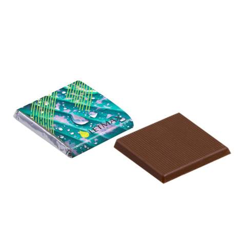 Vierkante napolitain van ca. 4,5 gram in melk chocolade met zilverfolie. Voorzien van een full colour bedrukte wikkel.