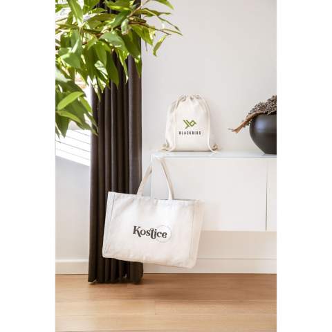 WoW! A sturdy shopping bag with short handles. This bag is made from hemp fibres (475 g/m²). The hemp plant has the strongest natural fibre available. This makes the bag sturdy, durable and suitable for daily use. Capacity approx. 19 litres.  The hemp plant has the strongest available natural fibres and almost all parts of the plant can be used. For example, the hemp plant has been consciously cultivated for centuries to make textiles. Hemp is a very fast and easy growing plant and is naturally resistant to insects. It can therefore be grown completely organically. Hemp uses less 25-35% less water than the cotton plant and also has a smart root system. The deep, fine roots of the hemp plant keeps the soil healthy and purifies toxic substances from the soil.