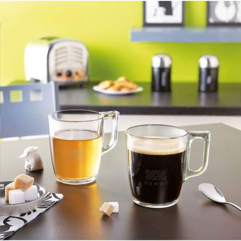 Tijdloos, hittebestendig glas met royaal oor, perfect voor thee of koffie.  Gemaakt van hoogwaardig, gehard glas en ontworpen voor dagelijks gebruik. Het glas is geschikt voor magnetron en vaatwasserbestendig. Inhoud 250 ml. Made in Europe.