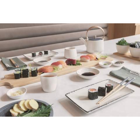 Voeg eenvoudige elegantie toe aan elke maaltijd met deze Ukiyo 4-delige set keramische kopjes. Perfect voor een informeel diner. Strak wit design met zwart-gedetailleerde rand. Wordt geleverd in een kraft geschenkdoos.