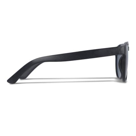 Lunettes de soleil Earth contenant 60% de fibres de paille de blé naturelles qui donnent aux montures un aspect très naturel. Les verres ont un filtre UV400. Ces lunettes de soleil sont livrées dans une boîte cadeau en papier certifié FSC.