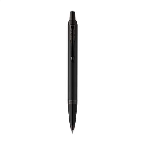 Stylo à bille à encre bleue de la marque Parker avec une forme élancée et conique et un design exclusif. Le corps en acier inoxydable avec un revêtement PVD mat donne à ce stylo à bille un look moderne et puissant. Magnifiquement combiné avec des accents en plastique brillant noir. Avec le clip à flèche iconique. Le stylo est équipé d’une recharge Parker pour une expérience d’écriture fluide. Idéal comme cadeau personnel et parfait pour un usage quotidien. Livré dans une boîte-cadeau Parker. Fabriqué en Europe. Emballage par pièce.