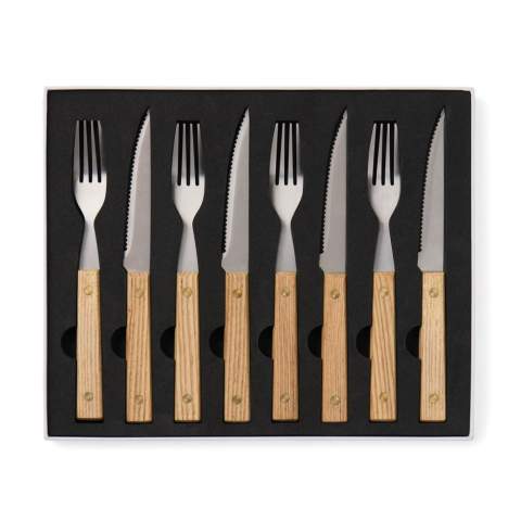 Mettez la table avec cet ensemble de couverts BBQ 8 pièces intemporel, conçu dans un esprit de simplicité scandinave. Fabriqué en bois de frêne certifié FSC® et en acier inoxydable de haute qualité, cet ensemble comprend quatre couteaux tranchants et quatre fourchettes avec une prise en main confortable. Cet ensemble est non seulement un plaisir à utiliser, mais aussi un complément élégant à tout barbecue ou repas.