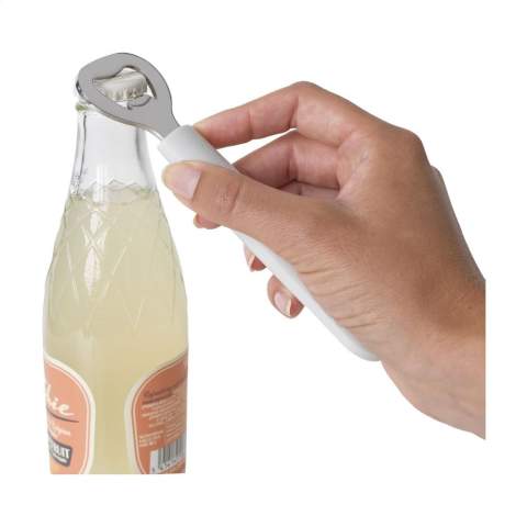 Ouvre-bouteille Brabantia avec décapsuleur en acier inoxydable et longue poignée en plastique avec œillet de suspension. Grâce à son fonctionnement facile, vous ouvrez sans effort les bouteilles à capsule couronne. Passe au lave-vaisselle. Le lavage à la main est recommandé pour préserver l’impression. Fabriqué à partir de 27% de matériaux recyclés. 100% recyclable. Avec 5 ans de garantie fabricant.