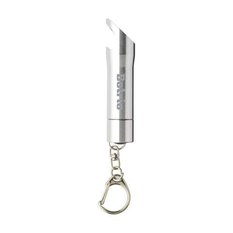 Porte-clés lampe torche en aluminium avec 3 lampes LED à forte lumière blanche et décapsuleur. Avec mousqueton. Inclus : piles bouton. Chaque article est fourni dans une boite individuelle en papier kraft marron.