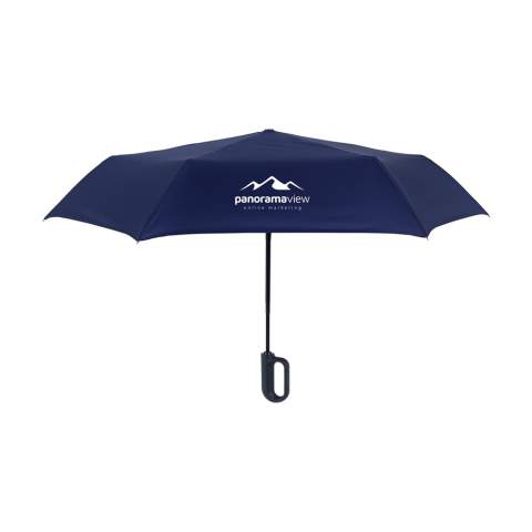 WoW! Parapluie à ouverture et fermeture automatique avec une toile en polyester pongé RPET 190T et une confortable poignée en plastique en forme de mousqueton. Cette poignée permet d'accrocher facilement le parapluie à un sac à dos, par exemple. Diamètre de la toile de 97 cm, mannche en métal, cadre en fibre de verre, fermeture velcro et housse. Fonctionnement manuel. Dim. plié : Ø 7 x 6 x 33 cm. Certifié RCS. Matière recyclée totale : 15%.