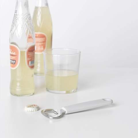 Ouvre-bouteille Brabantia avec décapsuleur en acier inoxydable et longue poignée en plastique avec œillet de suspension. Grâce à son fonctionnement facile, vous ouvrez sans effort les bouteilles à capsule couronne. Passe au lave-vaisselle. Le lavage à la main est recommandé pour préserver l’impression. Fabriqué à partir de 27% de matériaux recyclés. 100% recyclable. Avec 5 ans de garantie fabricant.