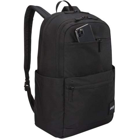 De Case Logic Uplink rugzak heeft een opslagcapaciteit van 26 liter, waaronder twee grote compartimenten, dubbele voorvakken en voldoende organisatievakken. De rugzak is gemaakt van 100% gerecycled 600D-polyester bodymateriaal in combinatie met een gewatteerde, duurzame 100% gerecycled 1200D-polyester basis. De voorgevormde schouderbanden en een gewatteerd, volledig gevoerd achterpaneel zorgen voor comfortabel dragen. Met een gewatteerd 15,6" laptopvak, een 10" tablethoes, twee grote zijvakken voor een waterfles of andere kleine spullen en een organisatievak aan de voorkant voor kleine elektronica, pennen en sleutels. Het ruime hoofdvak is ontworpen voor boeken en mappen en een secundair vak voor extra notitieboeken, koptelefoons en persoonlijke spullen, plus een klein privacyvakje met ritssluiting. In het snel toegankelijke voorvak kunnen een telefoon en kleine accessoires worden opgeborgen.