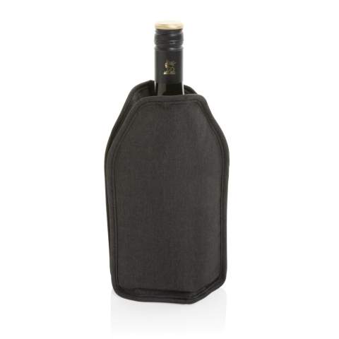 Deze klassieke Vino AWARE™ RPET wijnkoelersleeve houdt standaardformaat wijnflessen uren perfect gekoeld. Plaats de sleeve minstens 4 uur in de vriezer om voor te koelen en geniet op elk moment van perfect gekoelde wijn! Gemaakt met gerecycled polyester ingebed met de AWARE™ tracer. Verpakt in FSC®-gecertificeerde kraftverpakking.