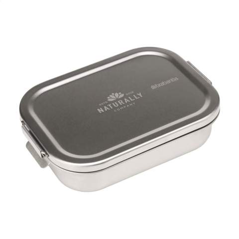Lunchbox van het merk Brabantia van hoogwaardig RVS. Perfect voor het veilig bewaren van boterhammen en broodjes onderweg. De herbruikbare lunchverpakking heeft een veilige klliksluiting en een luchtdichte sluiting, zodat je lunch langer vers blijft. Geschikt voor de oven (zonder deksel), diepvries en vaatwasmachinebestendig. Gemaakt van 51% gerecycled materiaal. 100% recyclebaar. Met 5 jaar fabrieksgarantie. Inhoud 1.100 ml.