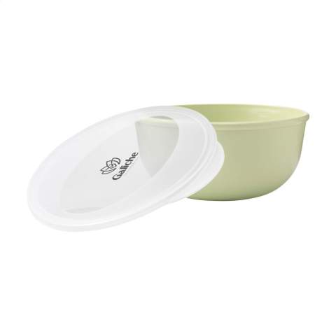 Herbruikbare foodbowl met transparante deksel van 100% recyclebaar PP. Ideaal voor onderweg of voor een lunch op school of op je werkplek. Ook te gebruiken als vershoudbox. De foodbowl mét inhoud dient rechtop vervoerd te worden om lekken te voorkomen. Geschikt voor de magnetron. BPA-vrij. Niet vaatwasserbestendig. Made in Germany. Inhoud 1.000 ml.