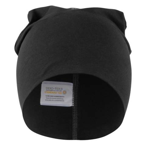 Dubbelgelaagde beanie in single jersey met flatlock naden in contrasterende kleur.
