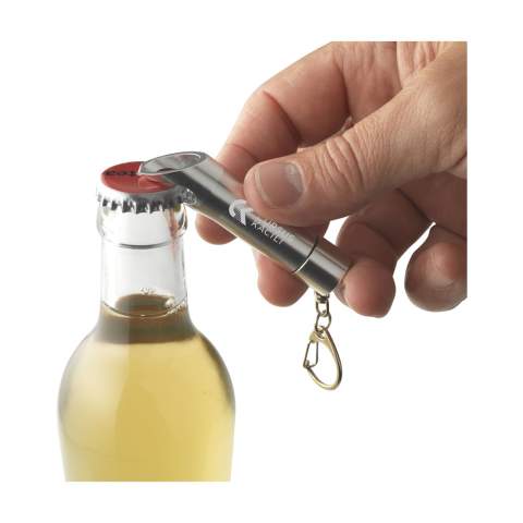 Porte-clés lampe torche en aluminium avec 3 lampes LED à forte lumière blanche et décapsuleur. Avec mousqueton. Inclus : piles bouton. Chaque article est fourni dans une boite individuelle en papier kraft marron.