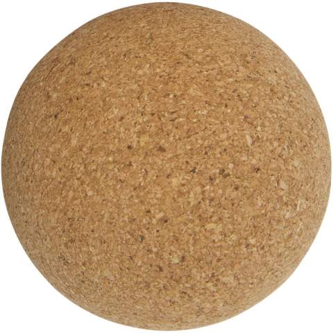 Yogabal gemaakt van kurk (set van 2). Kurk is een natuurlijk materiaal dat afkomstig is van de schors van kurkeiken. Het wordt vaak in verschillende producten gebruikt vanwege zijn unieke eigenschappen, zoals lichtgewicht, robuust, duurzamer en een antislip oppervlak. Het heeft een natuurlijke textuur die een uitstekende grip biedt, zelfs wanneer de bal licht vochtig wordt door het zweten tijdens de yogabeoefening. Diameter: 6,5 cm. Het zakje is gemaakt van gerecycled polyester.