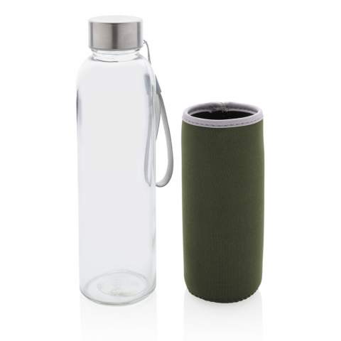 Voor degenen die liever uit glas drinken in plaats van roestvrij staal, is deze glazen fles van 500 ml met afneembare full colour neopreen hoes perfect voor onderweg. De draagriem van gevlochten touw voor gemakkelijk dragen, de neopreen hoes beschermt uw fles. Lekvrij en met RVS schroefdeksel. Alleen geschikt voor koud water. BPA-vrij.