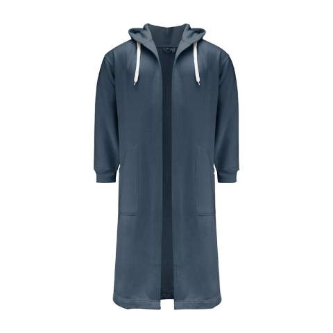 Le Badrock de Kosta Linnewäfveri en taille S/M est sa propre variante de la robe de bain traditionnelle ! Le Badrock est une magnifique veste hybride fabriquée dans un tissu dit "universitaire". Le peignoir peut être porté après l'entraînement, le bain ou simplement pour se blottir dedans. Il est doté de deux poches et d'une capuche, et la ceinture à la taille n'est bien sûr pas absente. Kosta Linnewäfveri est synonyme de qualité et de longévité.