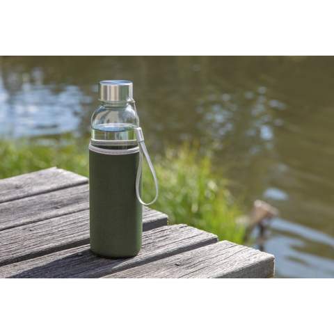 Für diejenigen, die lieber aus Glas als aus Edelstahl trinken, ist diese 500ml-Glasflasche mit abnehmbarer, farbiger Neoprenhülle perfekt für unterwegs. Der geflochtene Tragegurt erleichtert das Tragen, die Neoprenhülle schützt Ihre Flasche. Auslaufsicher und mit Schraubdeckel aus Stainless Steel. Nur für kalte Getränke geeignet. BPA-frei. Nur Handwäsche.