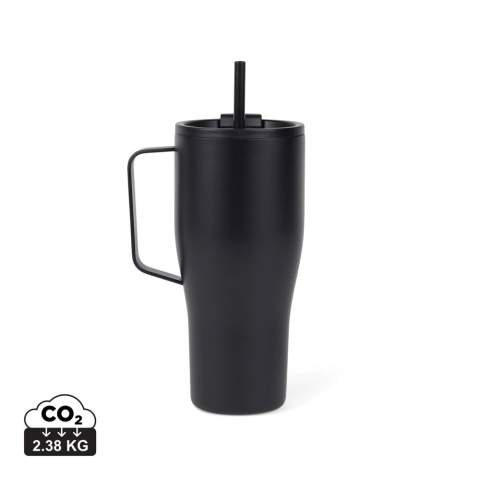 Eine elegante und langlebige Vakuumflasche aus recyceltem Edelstahl. Mit ihrem eleganten Design, dem praktischen Metallgriff und dem Strohhalm ist diese Flasche nicht nur ein Trinkbegleiter, sondern auch ein Statement für Ihre täglichen Abenteuer. Ob Sie zur Arbeit fahren, Besorgungen machen oder die freie Natur erkunden, die Eos Voyager ist Ihr perfekter Begleiter. Die doppelwandige Isolierung hält Ihre Getränke bis zu 24h kalt und bis zu 6h warm und sorgt dafür, dass jeder Schluck so erfrischend ist wie der erste. Nicht spülmaschinen- oder mikrowellengeeignet, nur von Hand abwaschbar. Inklusive FSC®-zertifizierter Kraftverpackung. Zertifiziert durch RCS (Recycled Claim Standard). Die RCS-Zertifizierung garantiert, dass die gesamte Lieferkette der recycelten Materialien zertifiziert ist. Der Gesamtanteil an recyceltem Material basiert auf dem Gesamtgewicht des Produkts. Dieses Produkt enthält 79% RCS-zertifizierten recycelten Edelstahl.<br /><br />HoursHot: 6<br />HoursCold: 24