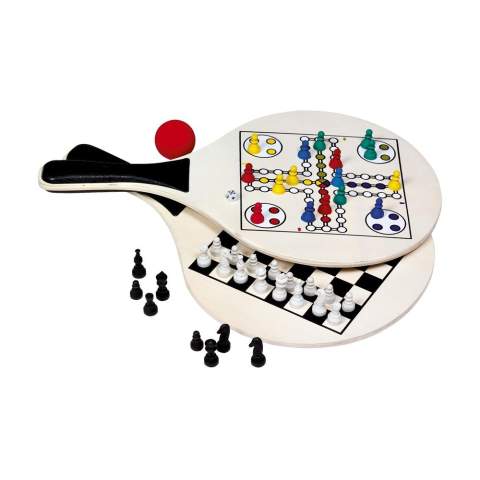 Holzschläger mit Abbildung von Spielbrettern für 2 Spiele. Inkl. Ball und Spielfiguren. In einer Nylonhülle.