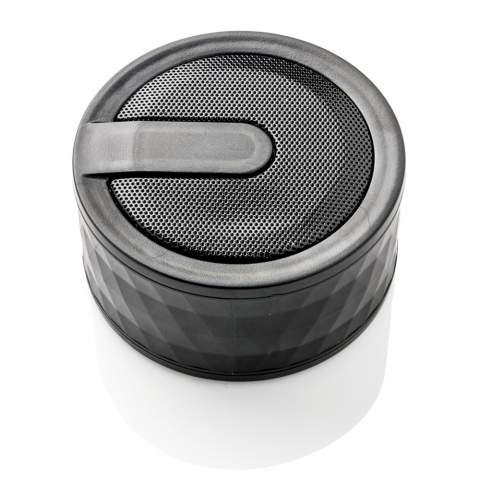 Trendy 3W ABS draadloze speaker met geometrisch patroon. De top gril heeft een speciale logo positie. De siliconen onderkant zorgt voor een optimale geluidskwaliteit en stabiliteit. De 300 mAh batterij is op te laden in een uur en verzorgt 4 uur luisterplezier. Werkt op een afstand van 10 meter. Draadloos BT 2.1. Geregistreerd ontwerp®