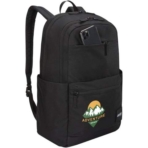 De Case Logic Uplink rugzak heeft een opslagcapaciteit van 26 liter, waaronder twee grote compartimenten, dubbele voorvakken en voldoende organisatievakken. De rugzak is gemaakt van 100% gerecycled 600D-polyester bodymateriaal in combinatie met een gewatteerde, duurzame 100% gerecycled 1200D-polyester basis. De voorgevormde schouderbanden en een gewatteerd, volledig gevoerd achterpaneel zorgen voor comfortabel dragen. Met een gewatteerd 15,6" laptopvak, een 10" tablethoes, twee grote zijvakken voor een waterfles of andere kleine spullen en een organisatievak aan de voorkant voor kleine elektronica, pennen en sleutels. Het ruime hoofdvak is ontworpen voor boeken en mappen en een secundair vak voor extra notitieboeken, koptelefoons en persoonlijke spullen, plus een klein privacyvakje met ritssluiting. In het snel toegankelijke voorvak kunnen een telefoon en kleine accessoires worden opgeborgen.