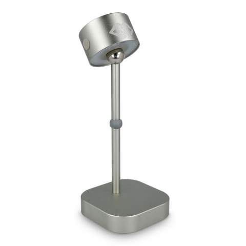 Ontdek de slimme Xoopar tafellamp met oplaadbare batterij voor tot wel 6 uur gebruik. Met RGB-ledverlichting kies je eenvoudig elke gewenste kleur. Bedien de lamp handsfree via spraakcommando’s zoals “turn light on please” of “Purple please.” Dankzij de MagSafe-telefoonhouder met 360° draaifunctie heb je je telefoon altijd handig binnen handbereik.