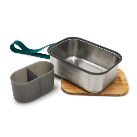 Gebaseerd op het succes van onze eerste boterhamdoos hebben wij deze diepere versie geïntroduceerd, zodat je grotere spullen zoals fruit en yoghurt mee kunt nemen. Dit is een robuuste, 100% plasticvrije designoplossing voor het bereiden en meenemen van uw sandwiches, charcuterie of zelfs kaasassortiment! Stainless Steel Sandwich Box is een van die producten die vanaf de eerste dag vertrouwd en betrouwbaar aanvoelt, en is gebouwd om mooi te verouderen. Gebruik het natuurlijk antibacteriële bamboedeksel als snijplank om je boterhammen te maken of als serveerplank om de ingrediënten voor een heerlijke maaltijd later op de dag samen te stellen. De roestvrijstalen doos beschermt de inhoud en de siliconen band zorgt voor extra veiligheid. Het binnenvak helpt je om verschillende soorten voedsel te scheiden en is magnetronbestendig.