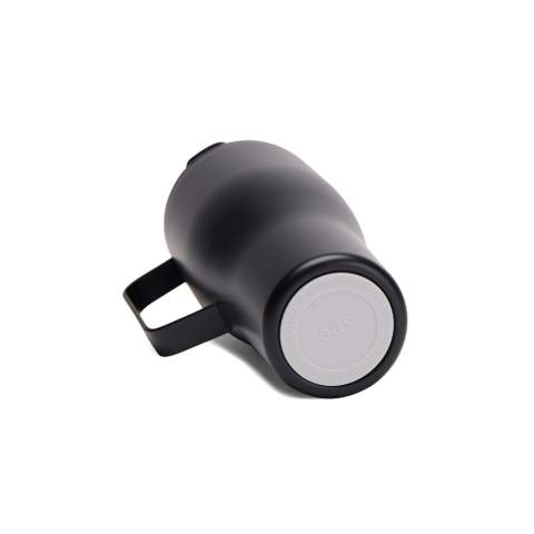 Eine elegante und langlebige Vakuumflasche aus recyceltem Edelstahl. Mit ihrem eleganten Design, dem praktischen Metallgriff und dem Strohhalm ist diese Flasche nicht nur ein Trinkbegleiter, sondern auch ein Statement für Ihre täglichen Abenteuer. Ob Sie zur Arbeit fahren, Besorgungen machen oder die freie Natur erkunden, die Eos Voyager ist Ihr perfekter Begleiter. Die doppelwandige Isolierung hält Ihre Getränke bis zu 24h kalt und bis zu 6h warm und sorgt dafür, dass jeder Schluck so erfrischend ist wie der erste. Nicht spülmaschinen- oder mikrowellengeeignet, nur von Hand abwaschbar. Inklusive FSC®-zertifizierter Kraftverpackung. Zertifiziert durch RCS (Recycled Claim Standard). Die RCS-Zertifizierung garantiert, dass die gesamte Lieferkette der recycelten Materialien zertifiziert ist. Der Gesamtanteil an recyceltem Material basiert auf dem Gesamtgewicht des Produkts. Dieses Produkt enthält 79% RCS-zertifizierten recycelten Edelstahl.<br /><br />HoursHot: 6<br />HoursCold: 24