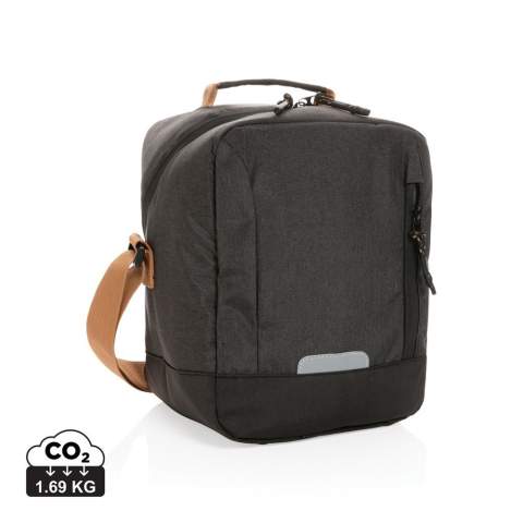 Wenn Sie eine Outdoor Kühltasche brauchen, die größer ist, als Sie denken, dann ist dies die Kühltasche für Sie. Packen Sie ein Mittagessen für zwei Personen ein und nehmen Sie es mit auf eine Wanderung, ein Picknick im Park oder zur Arbeit. Sie ist leicht zu tragen und wird mit einem verstellbaren Schultergurt geliefert. Die leicht zugängliche Öffnung sorgt dafür, dass Sie Ihr Mittagessen auf einen Blick greifen können. Die Kühltasche bietet Platz für bis zu 12 Dosen. Mit AWARE™ Tracer, der die Verwendung tatsächlich recycelter Materialien bestätigt. Zudem werden 2% des Erlöses jedes verkauften Impact-Produkts mit AWARE™ Tracer an Water.org gespendet.<br /><br />PVC free: true