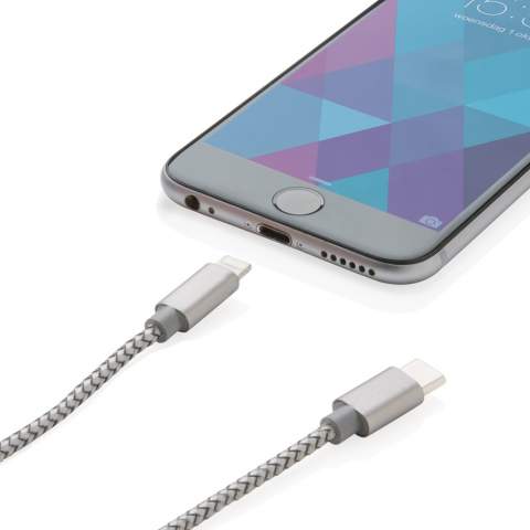 Câble tressé 3 en 1 avec type C et connecteur double pour les appareils iOS et Android qui nécessitent un micro USB. Câble tressé de 120cm en nylon avec connecteurs en aluminium, uniquement pour la charge.