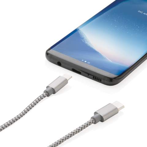 Luxe gevlochten 3-in-1 kabel met type C en dubbelzijdige connector voor iOS- en Android-apparaten die micro-USB nodig hebben. Gevlochten nylon materiaal met connectors gemaakt van duurzaam aluminium. Geschikt voor opladen. Lengte 120 cm.