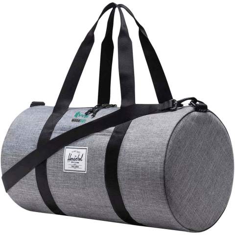 Ce sac classique est conçu pour la salle de sport et suffisamment polyvalent pour les courts déplacements. Le sac est fabriqué à partir de tissu et de doublure EcoSystem™ 600D, tous deux fabriqués à partir de bouteilles d'eau post-consommation 100 % recyclées. Fermeture à glissière avec cordons Prusik, poignées de transport en sangle lisse, bandoulière amovible en sangle lisse et pochette de rangement à l'avant.
