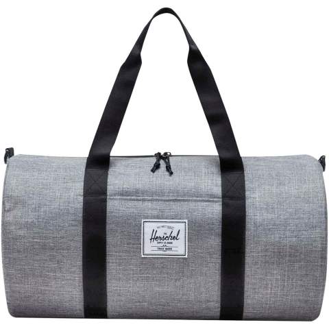 Ce sac classique est conçu pour la salle de sport et suffisamment polyvalent pour les courts déplacements. Le sac est fabriqué à partir de tissu et de doublure EcoSystem™ 600D, tous deux fabriqués à partir de bouteilles d'eau post-consommation 100 % recyclées. Fermeture à glissière avec cordons Prusik, poignées de transport en sangle lisse, bandoulière amovible en sangle lisse et pochette de rangement à l'avant.
