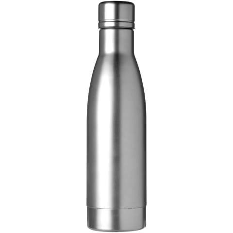 Gardez vos boissons chaudes pendant 12 heures ou froides pendant 48 heures avec la bouteille isotherme sous vide et couche de cuivre* Vasa. Avec double paroi et fabriquée en acier inoxydable avec isolation sous vide et une paroi intérieure plaquée cuivre, ce qui signifie que votre boisson reste très chaude ou glacée selon vos besoins. Sans BPA, testée et approuvée par la législation allemande sur la sécurité alimentaire (LFGB), et testée pour la teneur en phtalates conformément à la réglementation REACH. Capacité : 500 ml. Livrée dans une boîte cadeau.
