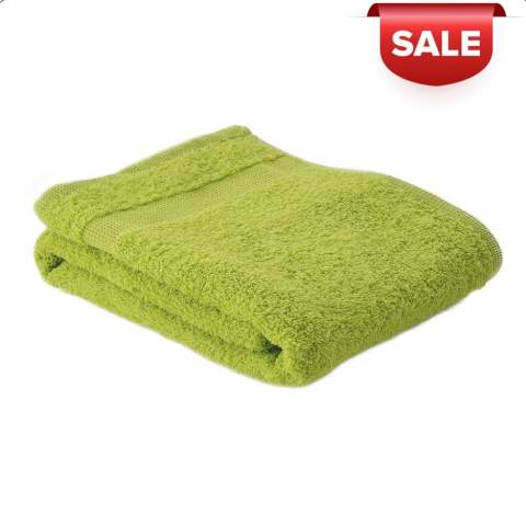 Beim Sophie Muval Budget Class Fitnesshandtuch wird Qualität großgeschrieben - und das zum kleinen Preis! In diesem 130 x 30 cm großen Handtuch aus 100% ringgesponnener Baumwolle mit 360 gr/m² fühlen Sie sich wohl! Das wunderbar weiche, Öko-Tex zertifizierte Handtuch absorbiert Flüssigkeit gut und überzeugt mit einem tollen Preis-Leistungs-Verhältnis. Machen Sie den praktischen Artikel zu einem einzigartigen Hingucker, mit einem Stick auf dem Handtuch oder einem Transferdruck oder Stick Ihres Logos auf der 4 cm hohen Bordüre an der einen Seite des Handtuchs. Ein großartiger Artikel für sowohl Sport als auch Freizeit! 