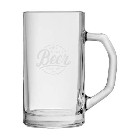 Großer Bierkrug aus Klarglas. Gerades Modell mit einem großzügigen Henkel. Geeignet für Restaurants und für Events. Auch für eine auffällige Werbung während der Volksfeste. Ein Bierkrug  der einiges aushält.. Fassungsvermögen 490 ml. Made in Europe.
